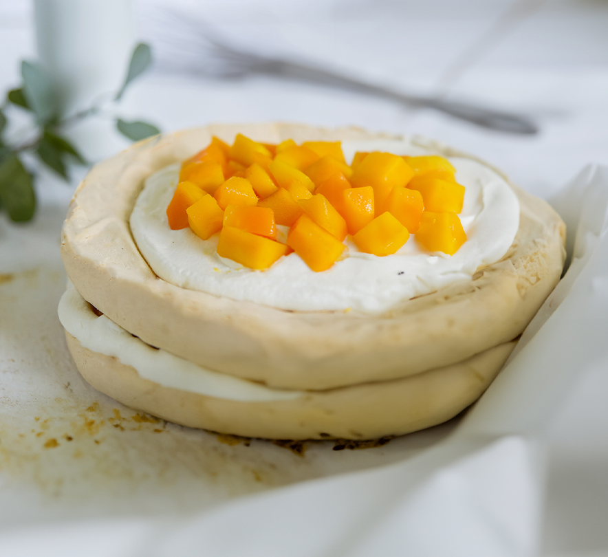 Mango pavlova